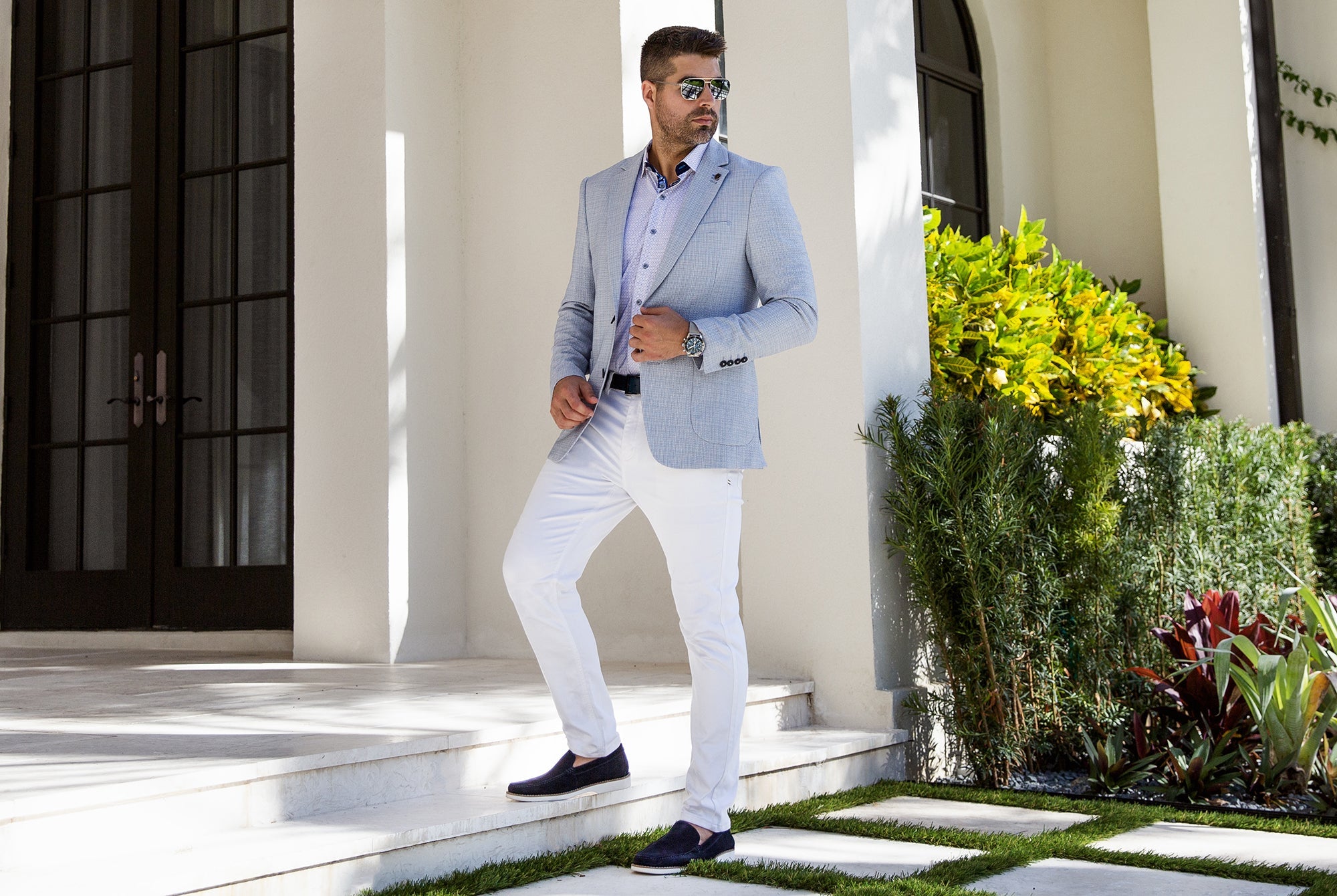 Au Noir : chemise, pantalon, veston et polo de la marque montréalaise