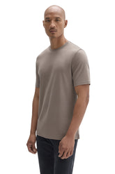 T-Shirt manches courtes gris taupe sur modèle, vue avant en angle avec ourlet droit pour homme par Robert Barakett
