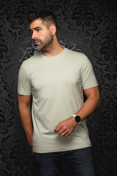 T-Shirt vert sauge pâle sur mannequin, vue avant avec ourlet droit pour homme par Au Noir