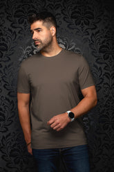 T-Shirt brun à manches courtes sur mannequin, col rond et ourlet droit visibles, vue de face pour homme par Au Noir