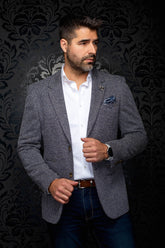 Veston texturé bleu marine à revers crantés et pochette bleue pour homme par Au Noir, vue avant sur mannequin
