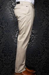 Pantalon chino beige à jambe droite ajustée, poche arrière et écusson noir pour homme par Au Noir, vue de côté