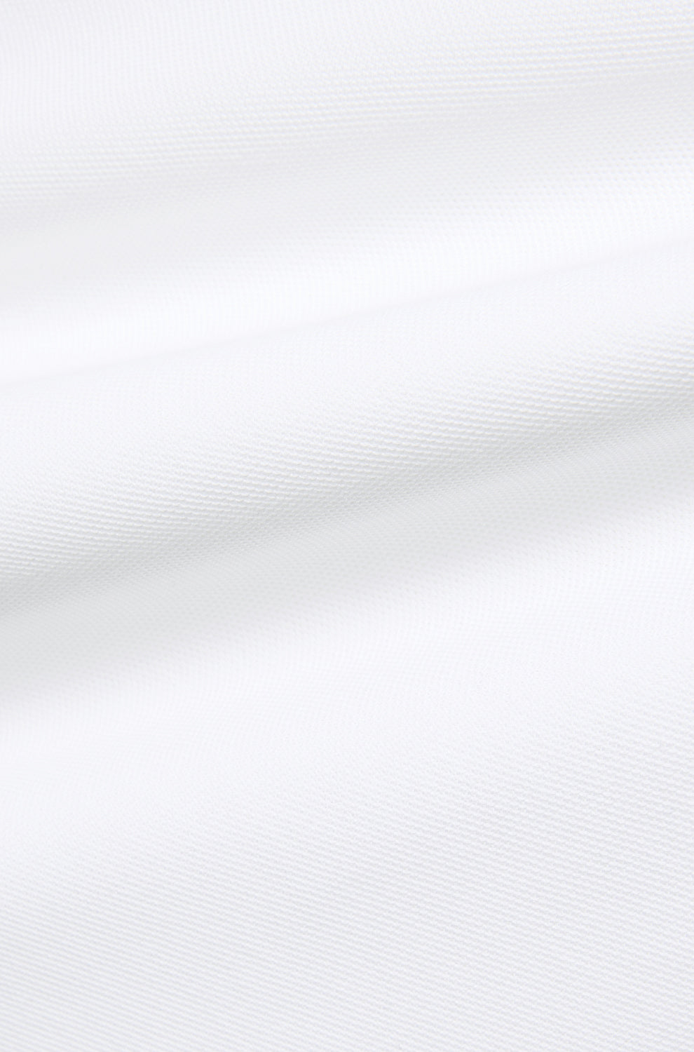 Tissu tricoté blanc texturé avec fines côtes et plis subtils pour homme par Psycho Bunny, en gros plan