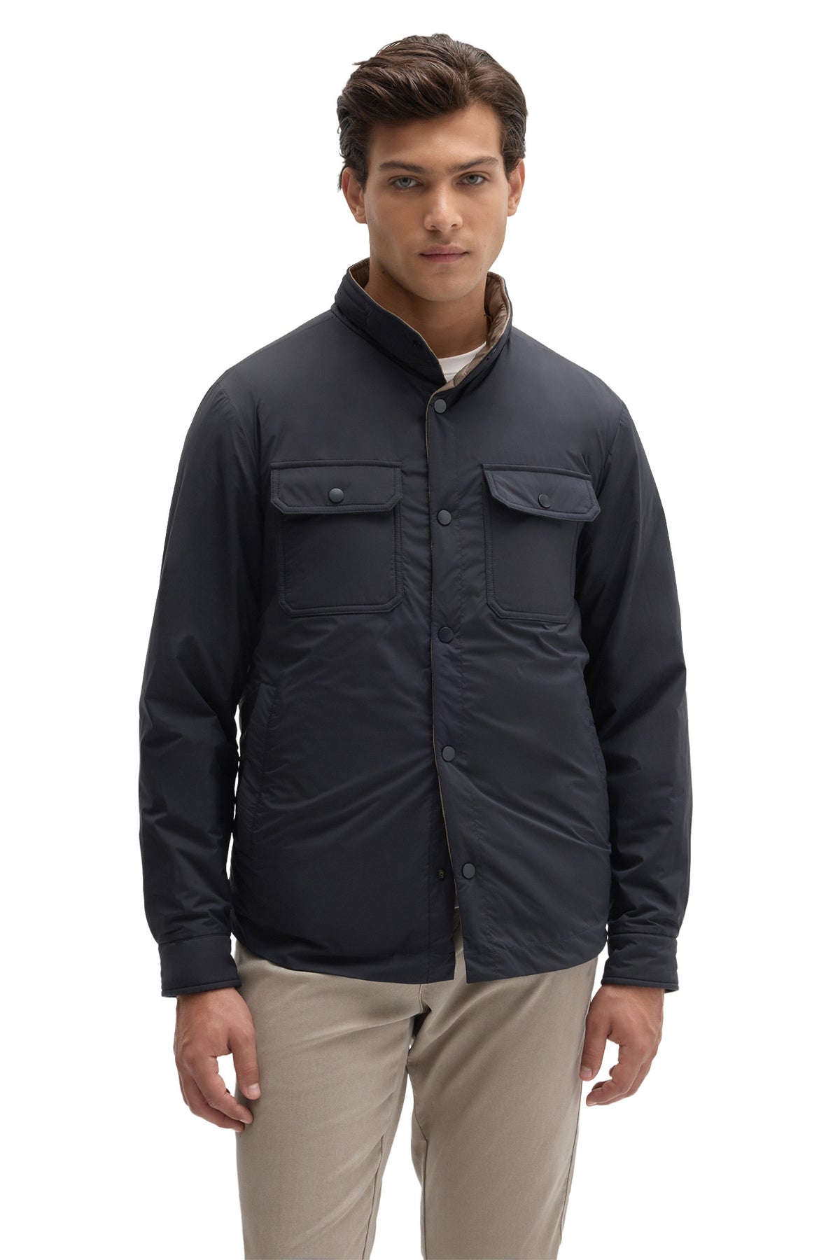 Veste marine à boutons-pression, col montant et deux poches poitrine à rabat pour homme par Robert Barakett, de face