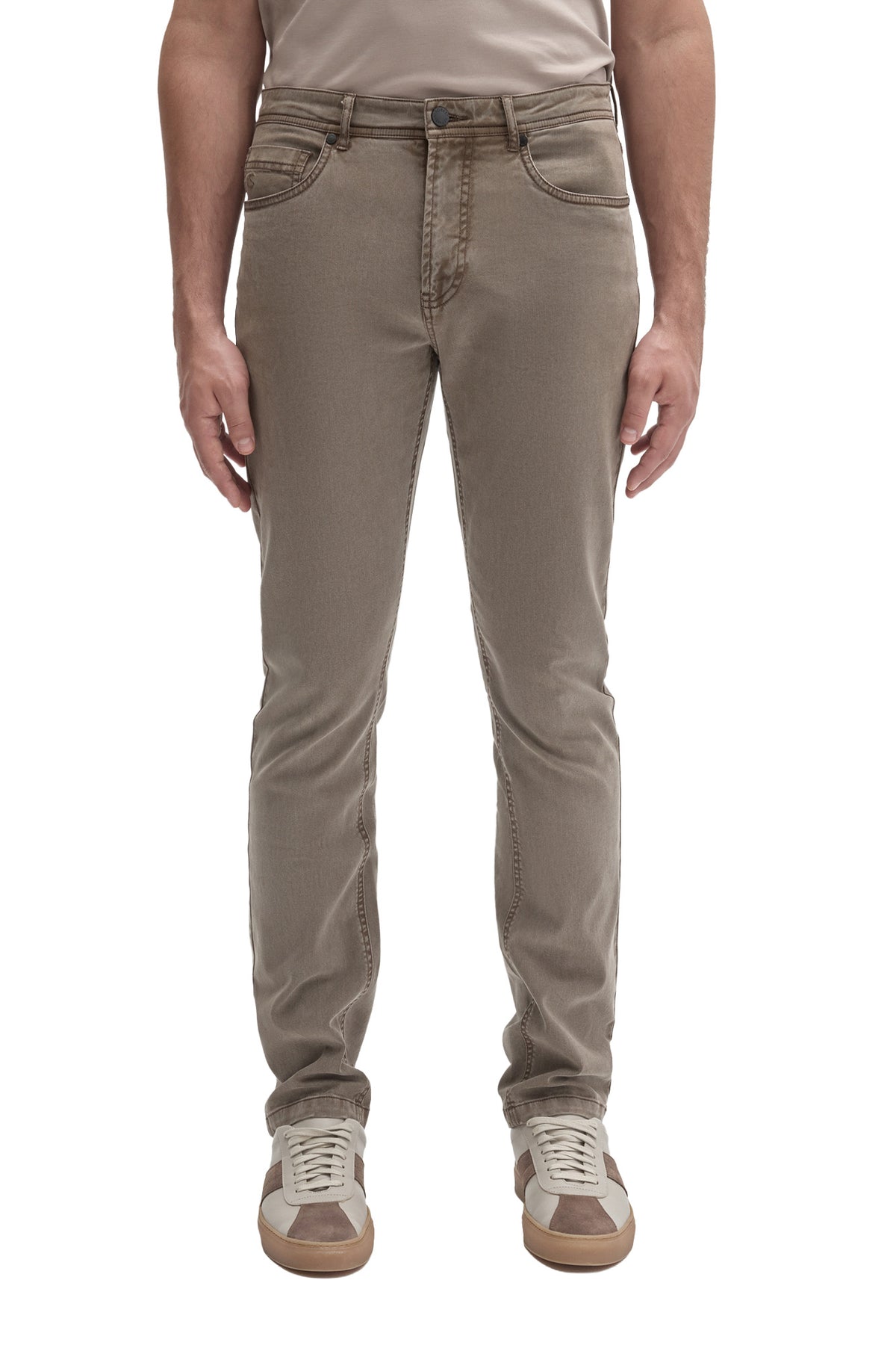 Vue avant d’un jean droit ajusté gris taupe avec cinq poches et surpiqûres contrastantes pour homme par Robert Barakett