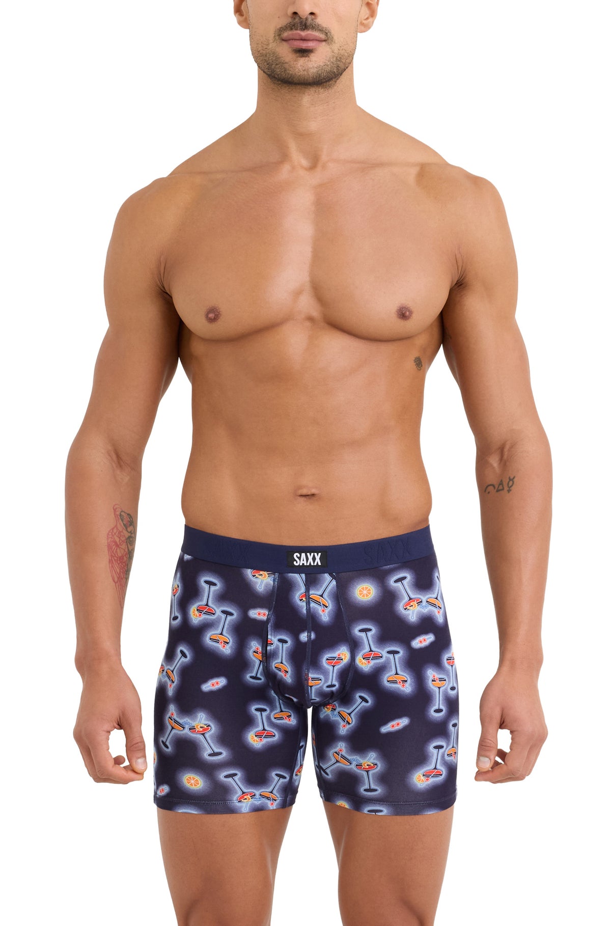 Sur mannequin de face, le sous-vêtement bleu marine à imprimé cocktails et logo SAXX à la taille pour homme