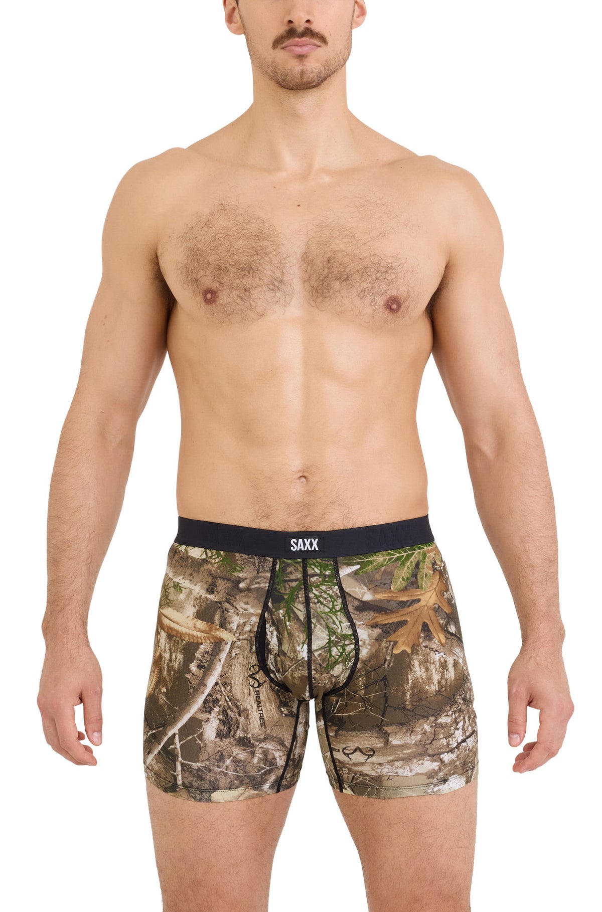 Sur mannequin de face, le sous-vêtement camouflage brun avec taille noire SAXX et coutures de poche pour homme