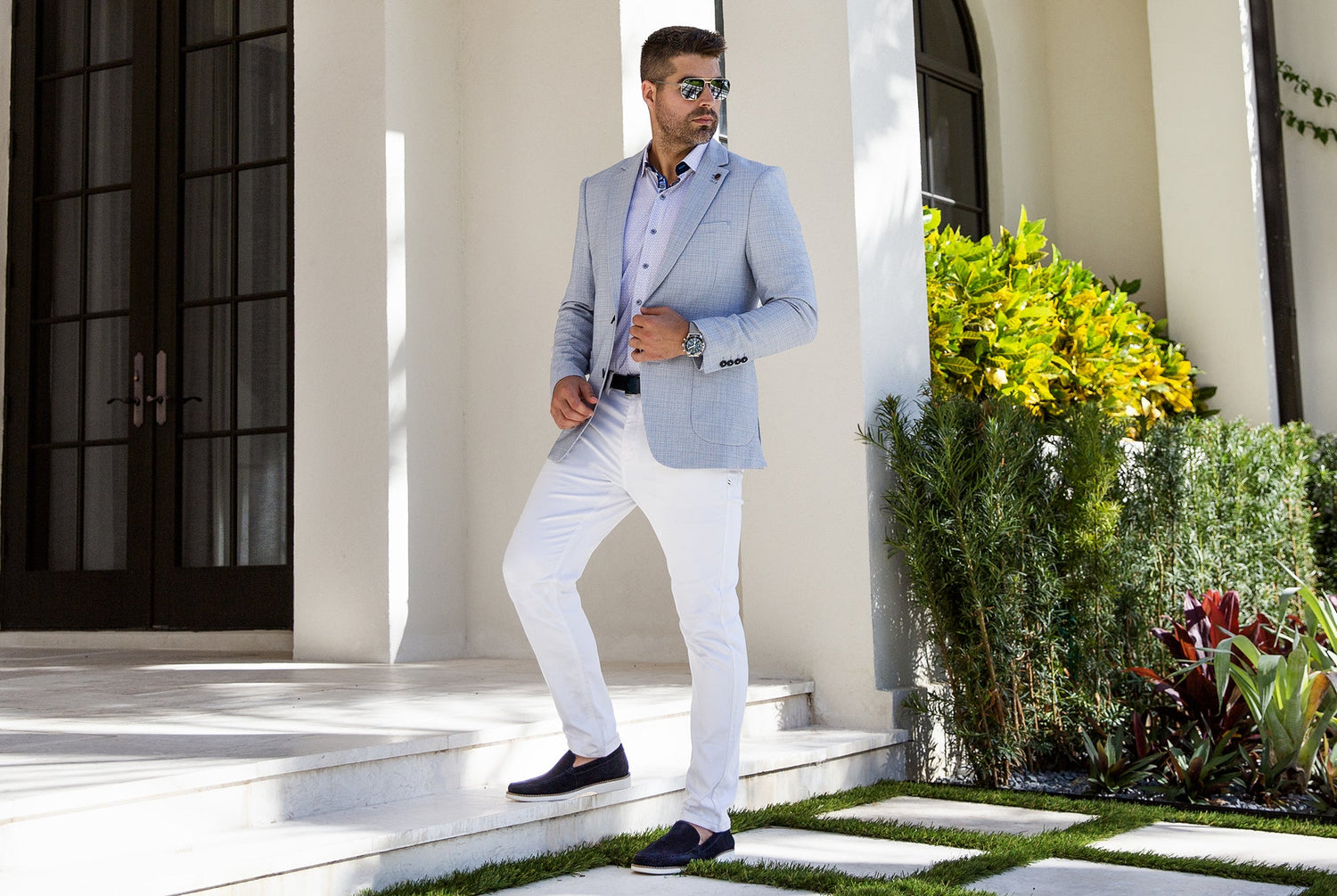 Au Noir : chemise, pantalon, veston et polo de la marque montréalaise