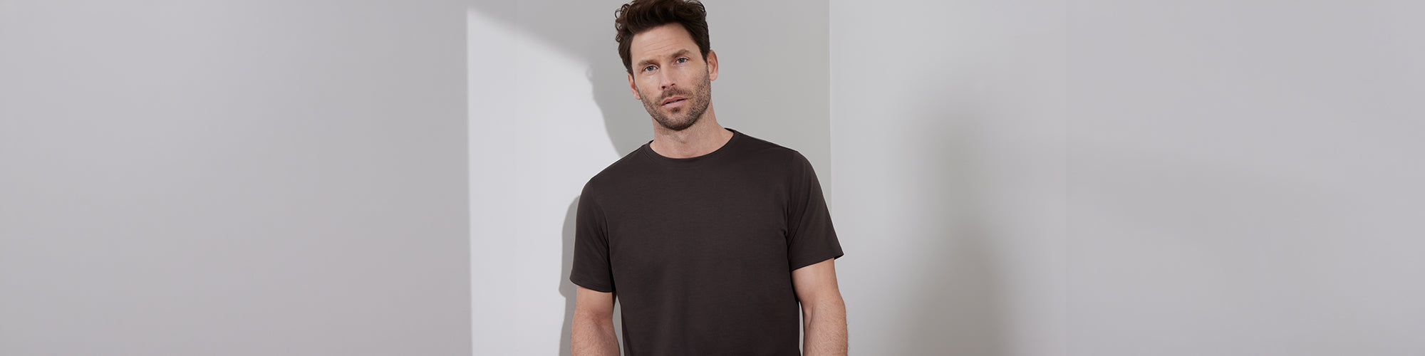 3 hommes portant des t-shirts de la collection Essentials de Robert Barakett