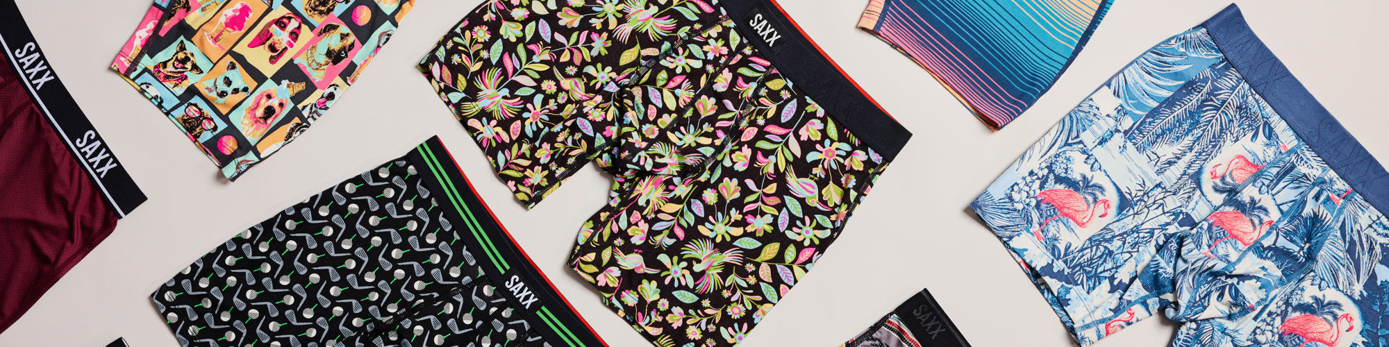 Un homme en train de lire un magazine, habillé d'un caleçon confort et design SAXX