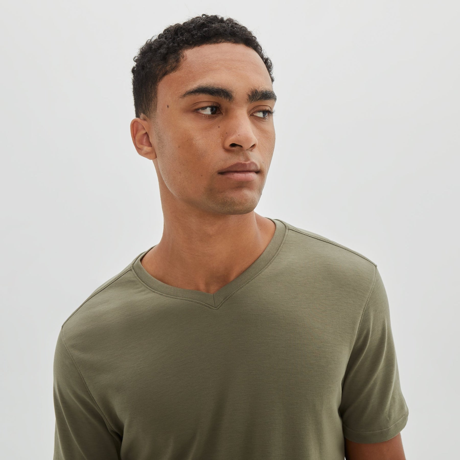 T-Shirt col en V pour homme par Robert Barakett | 23336V Georgia Olive | Machemise.ca, vêtements mode pour hommes