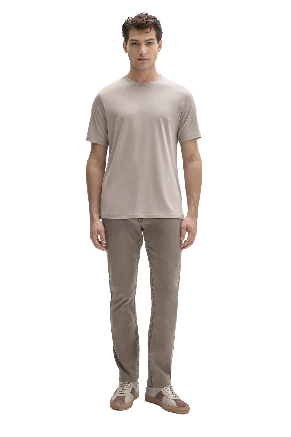 T-Shirt manches courtes taupe pâle porté avec pantalon neutre pour homme par Robert Barakett, de face pleine longueur
