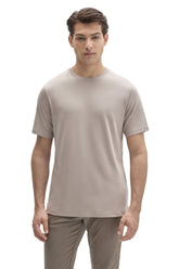 Vue de face mi-corps d’un T-Shirt manches courtes taupe pâle avec ourlet droit surpiqué pour homme par Robert Barakett