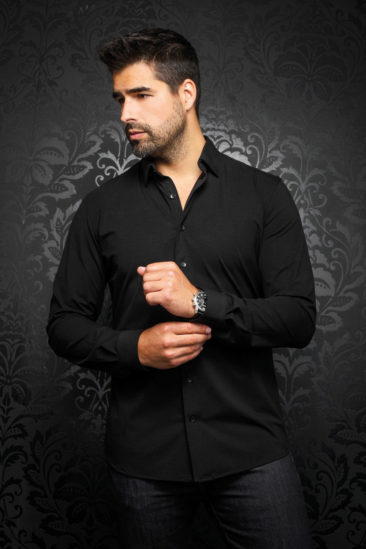 Chemise noire à manches longues vue de face sur modèle, avec col classique et patte boutonnée pour homme par Au Noir