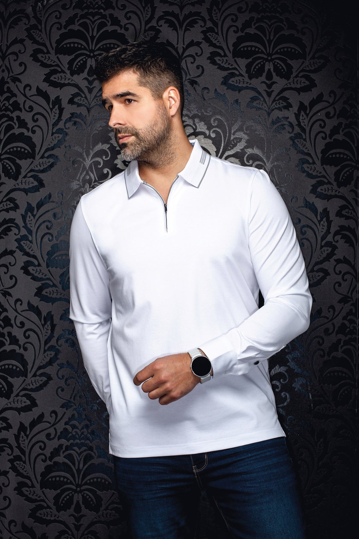 Polo blanc à manches longues, vue de face sur mannequin, col à rayures grises et fermeture éclair pour homme par Au Noir