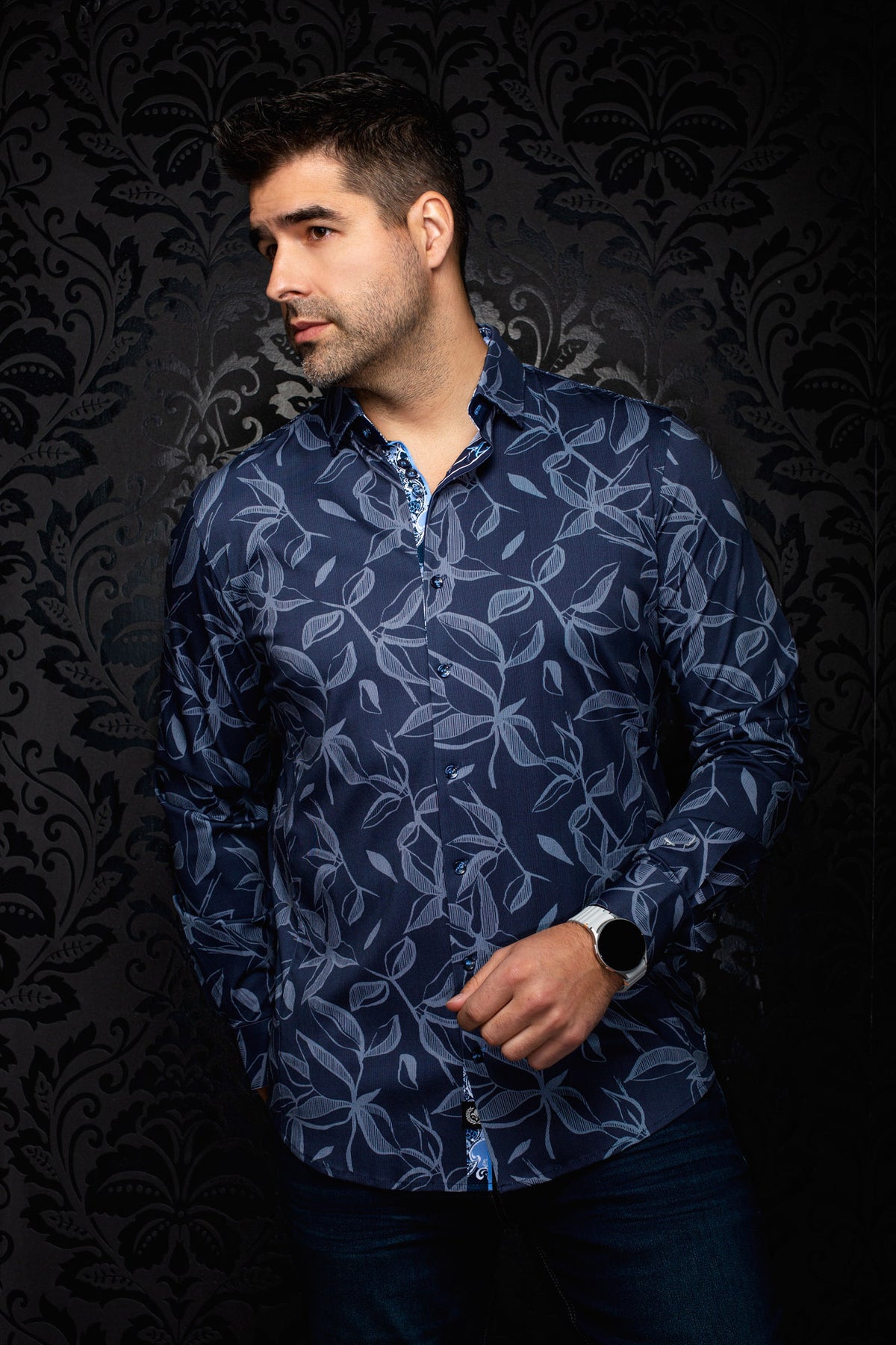 Vue en angle d’une chemise bleu marine à feuilles bleu pâle et garniture contrastante pour homme par Au Noir