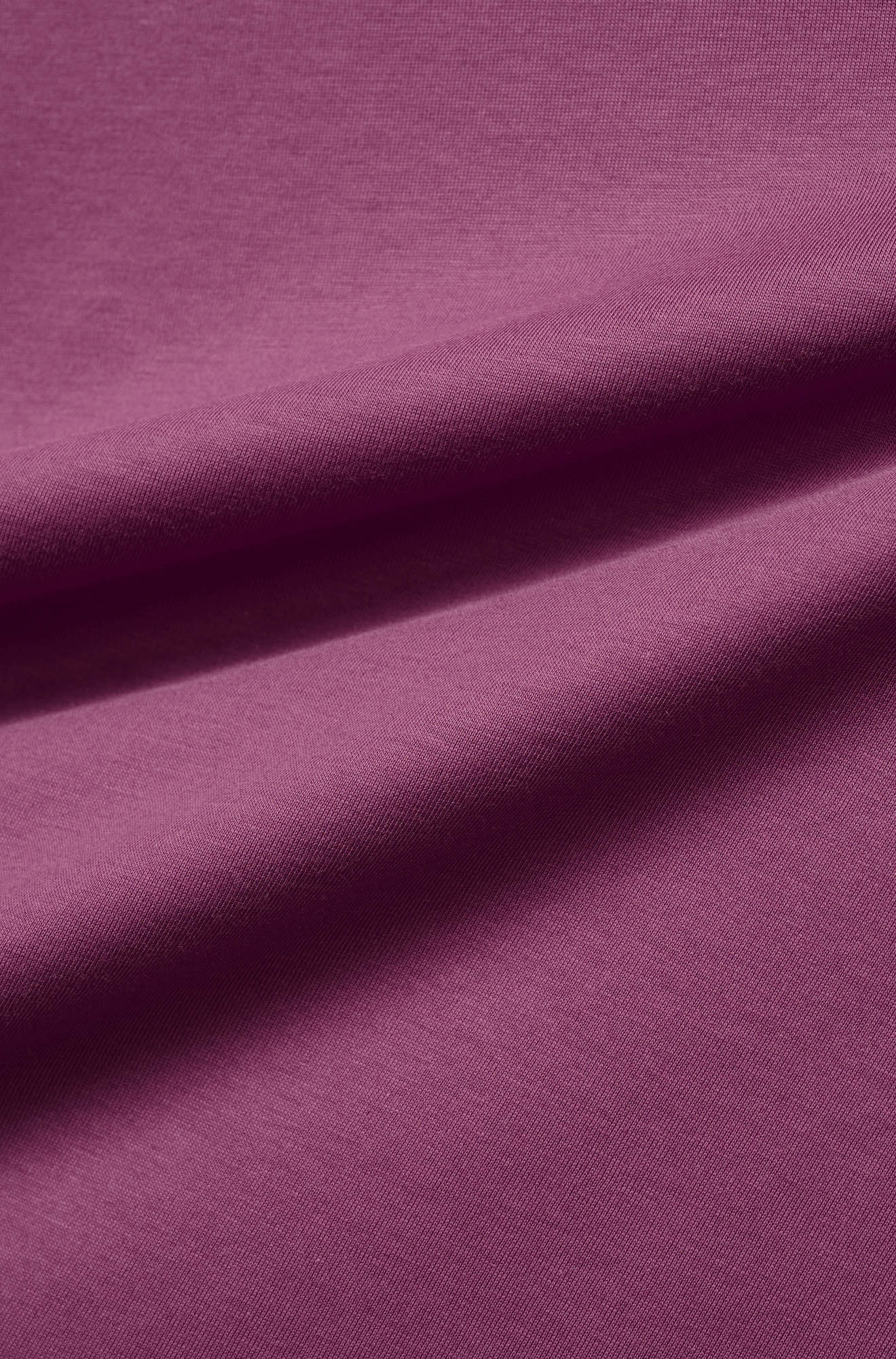 Gros plan du T-Shirt mauve violet avec texture de surface lisse, plis souples et jersey fin pour homme par Psycho Bunny