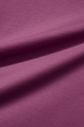 Gros plan du T-Shirt mauve violet avec texture de surface lisse, plis souples et jersey fin pour homme par Psycho Bunny