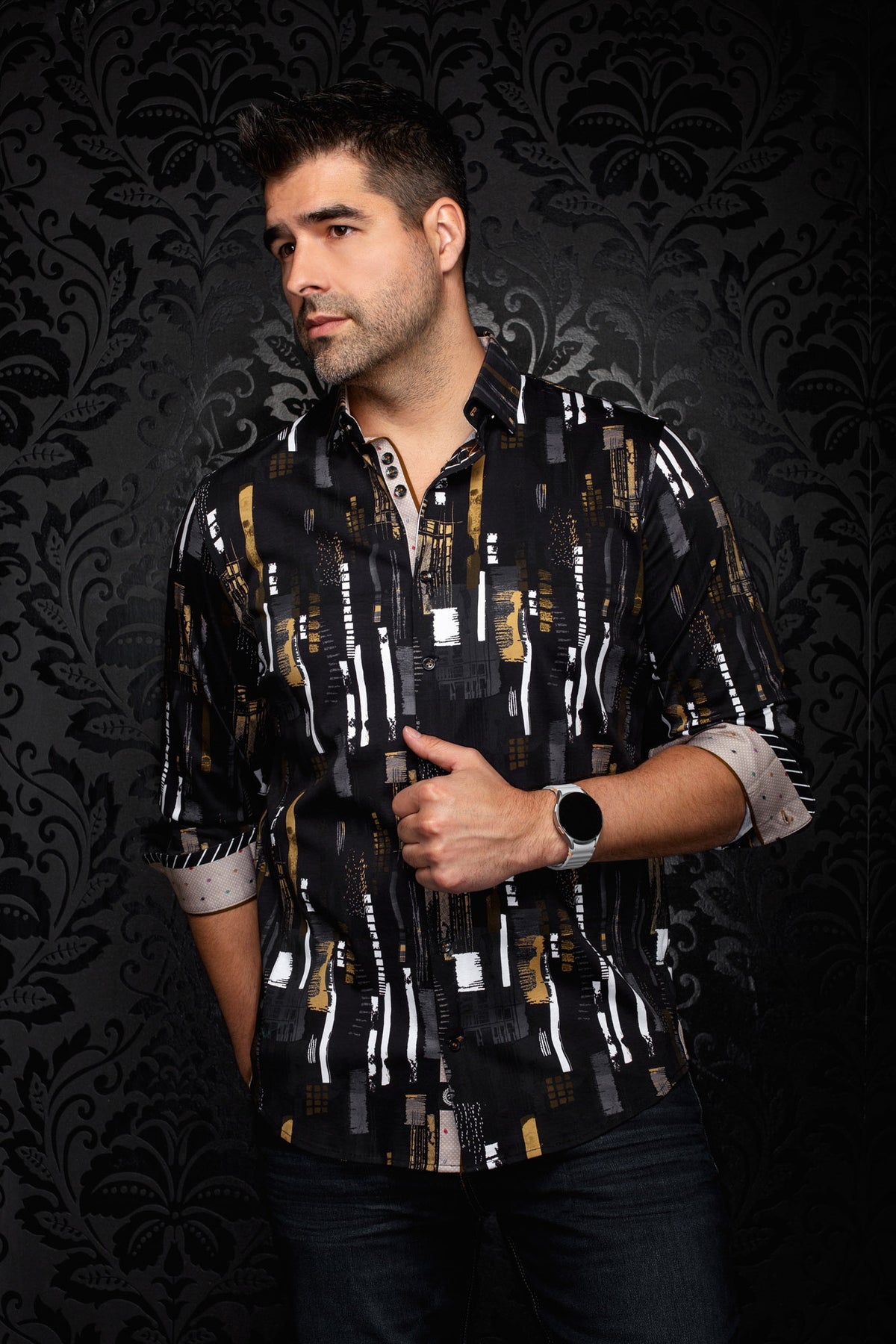 Chemise noire boutonnée à imprimé abstrait blanc, gris et doré, poignets contrastants pour homme par Au Noir, vue de face