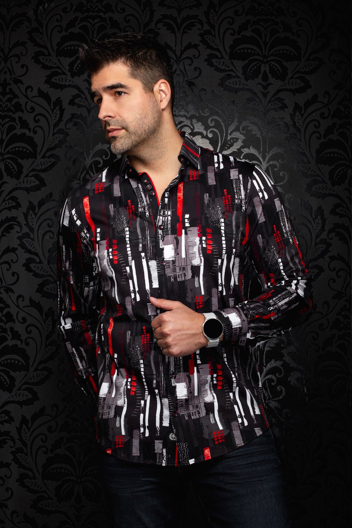 Vue avant sur mannequin de la chemise noire imprimée à motif abstrait gris, blanc et rouge pour homme par Au Noir