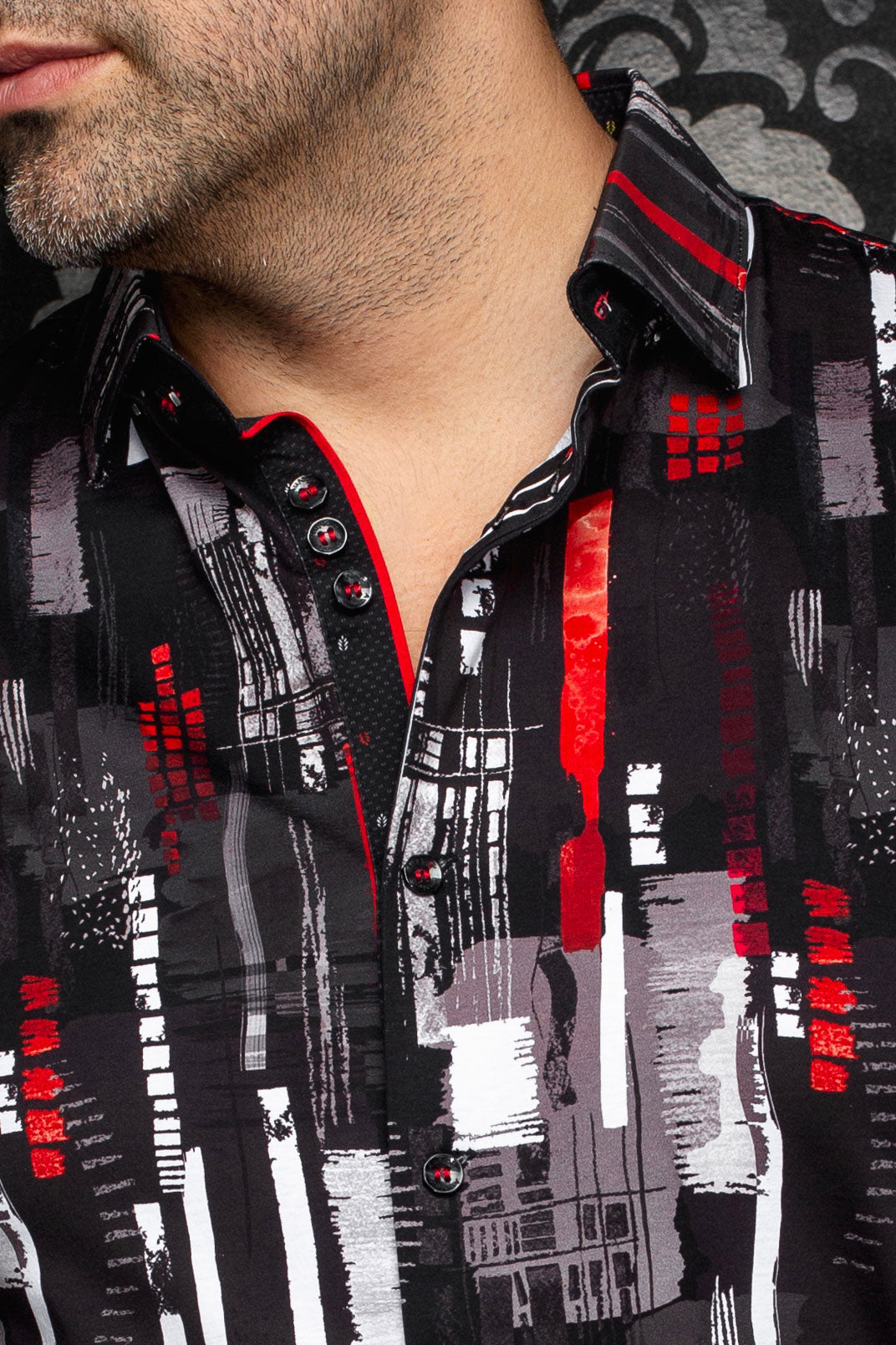 Col de la chemise noire imprimée avec passepoil rouge et intérieur rayé pour homme par Au Noir, en gros plan