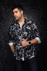 Chemise boutonnée noire, grise et blanche à revers contrastants pour homme par Au Noir, vue de face sur modèle