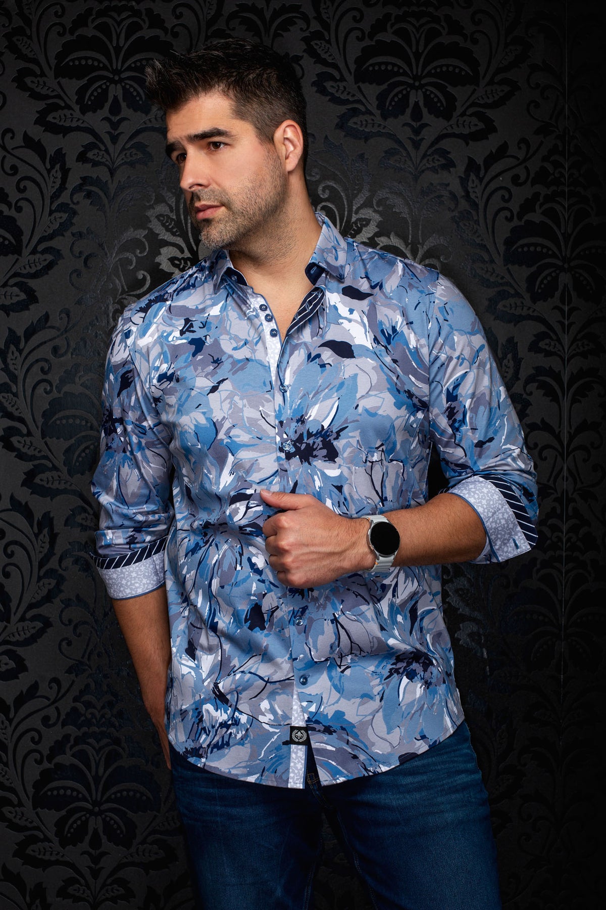 Vue avant sur mannequin d’une chemise bleue pâle fleurie à poignets contrastants roulés pour homme par Au Noir