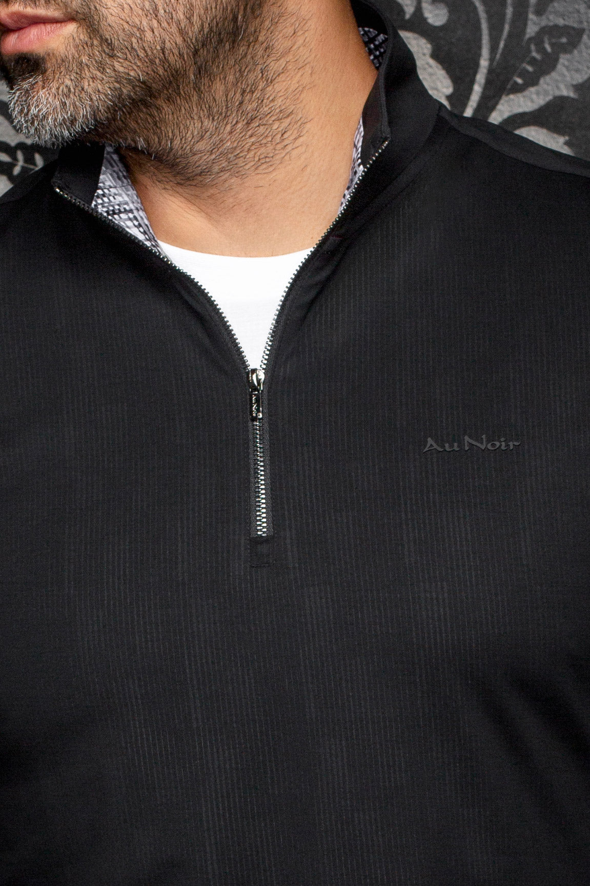 Au Noir, veste sport noir à demi-glissière pour homme, vue rapprochée : col montant, logo ton sur ton et intérieur à motif