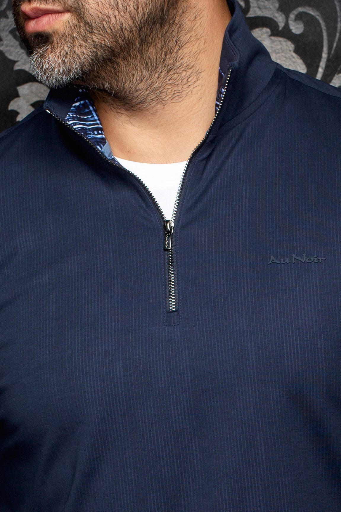 Veste sport bleu marine à quart de fermeture éclair, col montant, logo ton sur ton pour homme par Au Noir, en gros plan