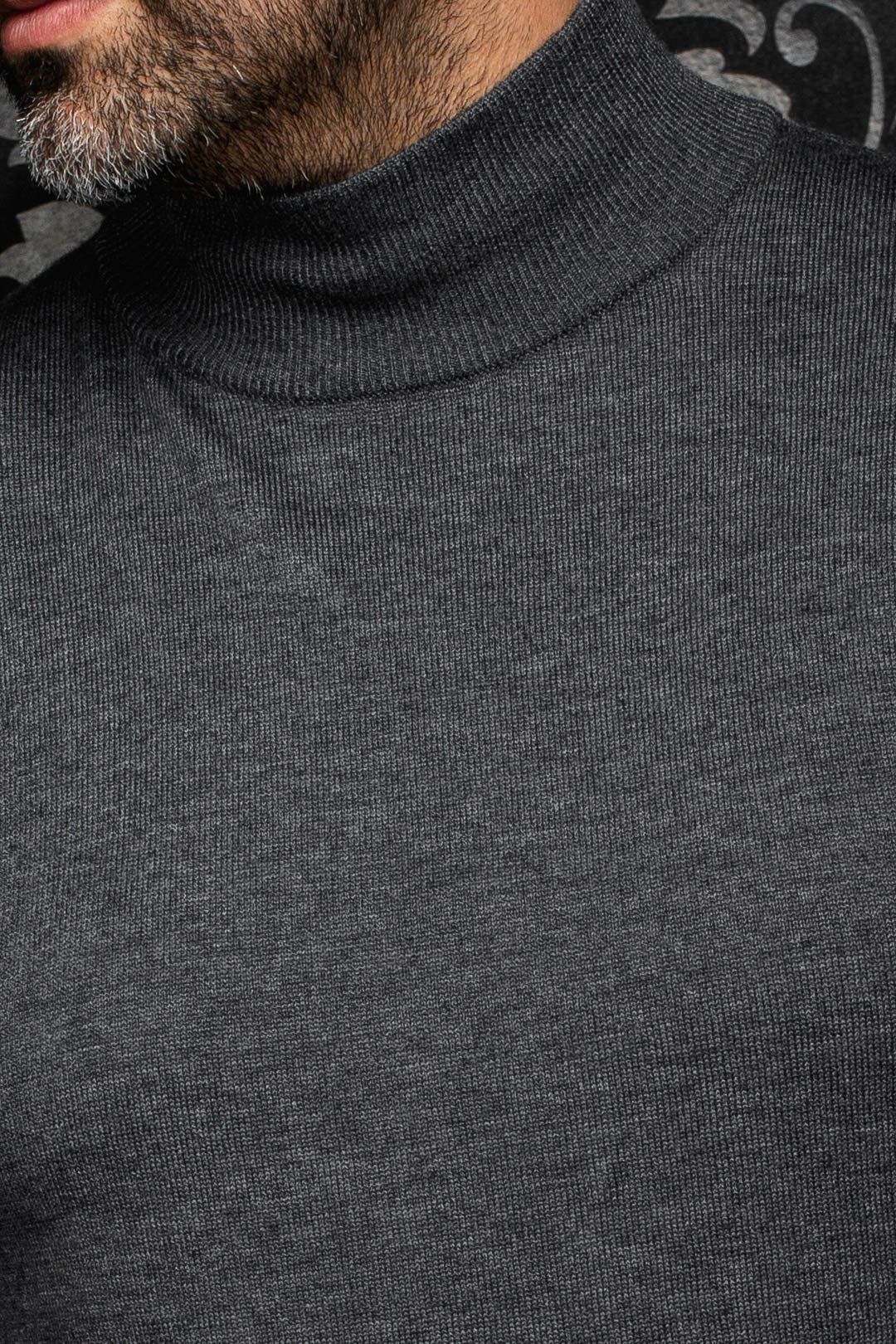 Chandail en laine mérinos en maille gris charbon avec col roulé côtelé et texture fine pour homme par Au Noir, en gros plan