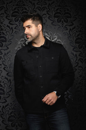 Surchemise noire sur mannequin, vue avant en angle avec boutons et poches poitrine pour homme par Au Noir