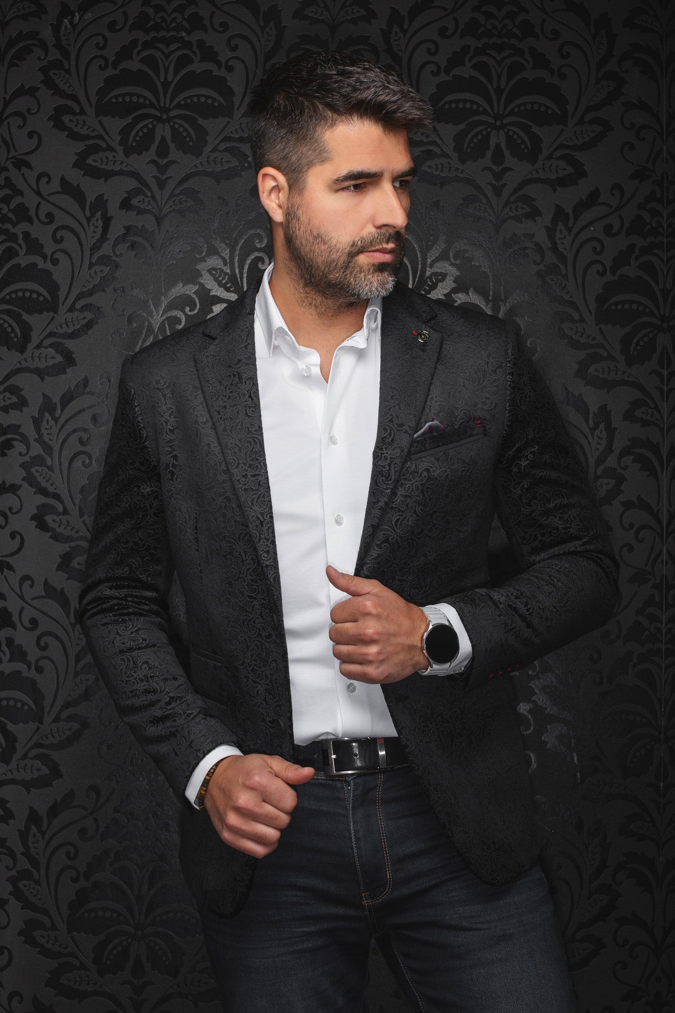 Veston noir en jacquard cachemire sur modèle, vue avant avec revers crantés et accents rouges pour homme par Au Noir