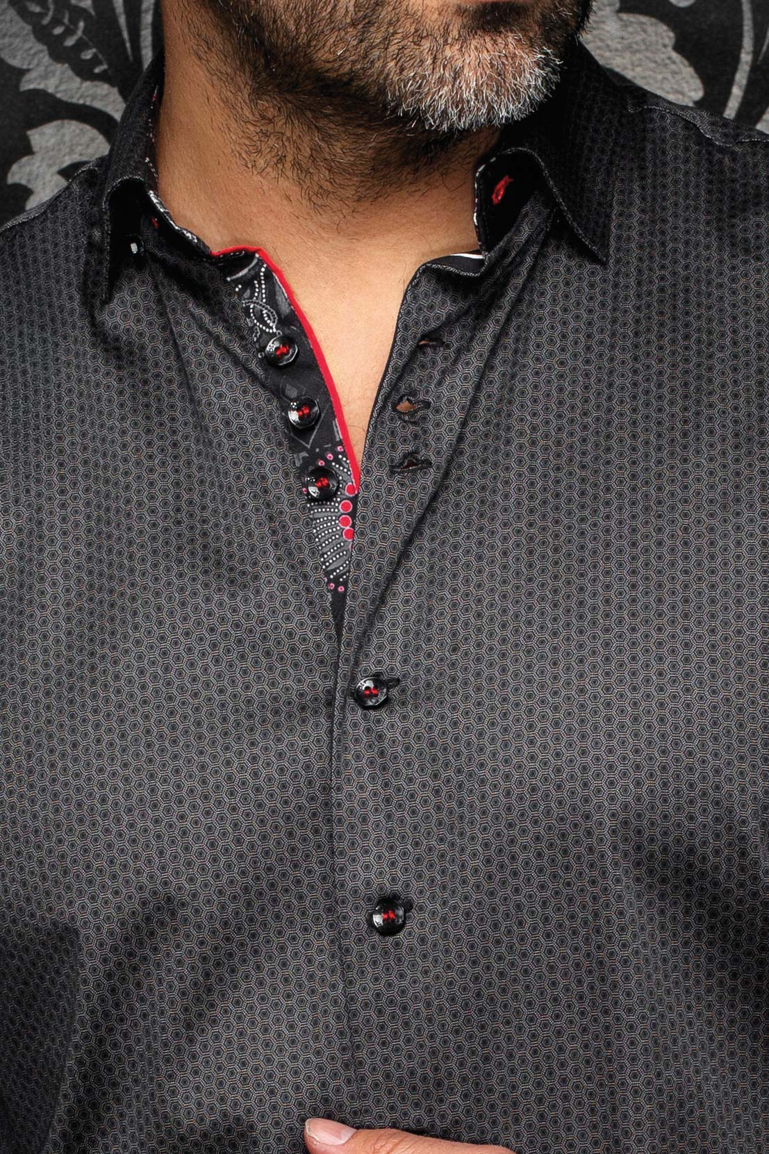 Chemise grise foncé à motif géométrique avec passepoil rouge pour homme par Au Noir, en gros plan