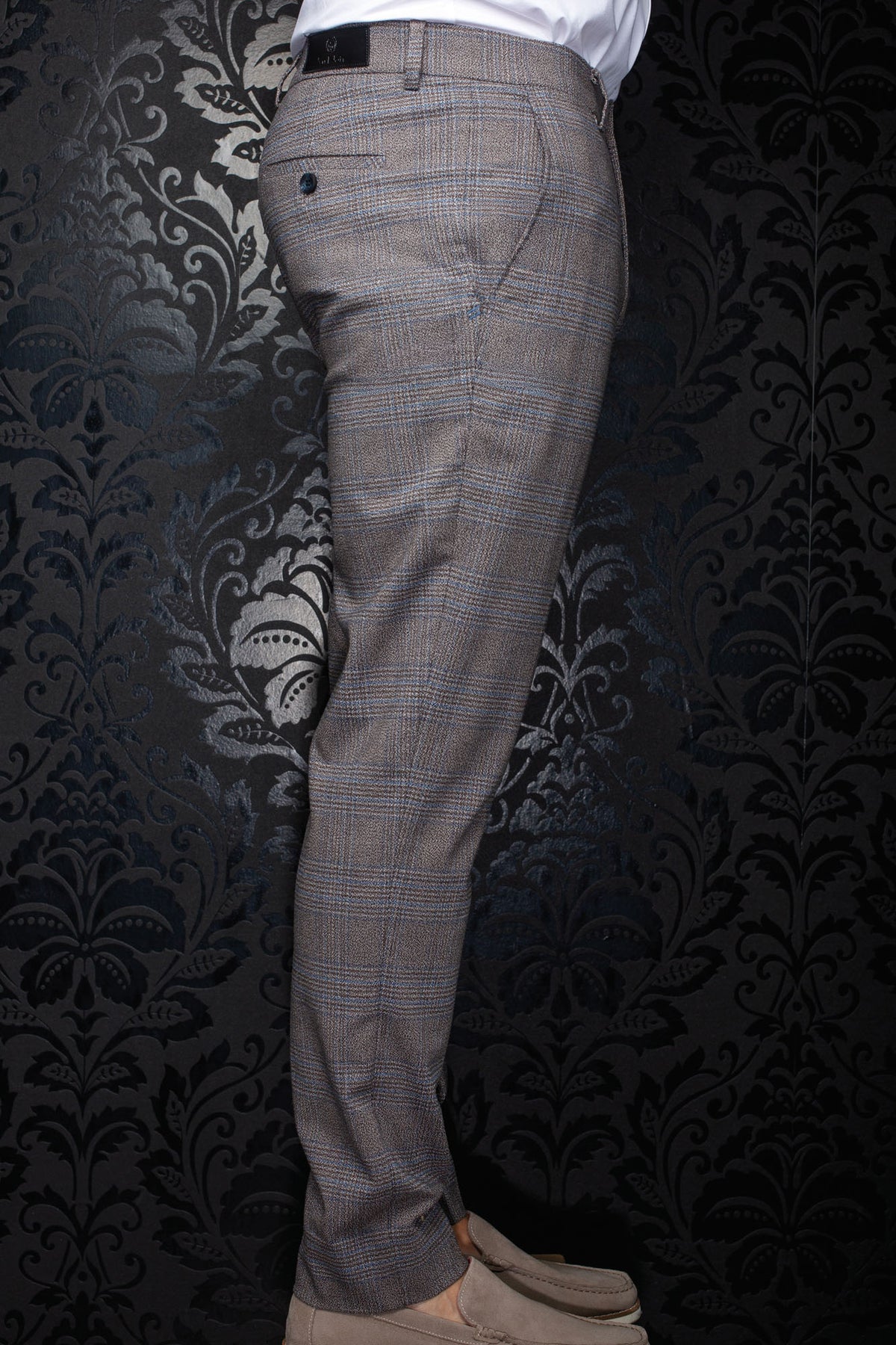 Pantalon à carreaux brun en vue de côté, avec poche arrière boutonnée et étiquette noire pour homme par Au Noir
