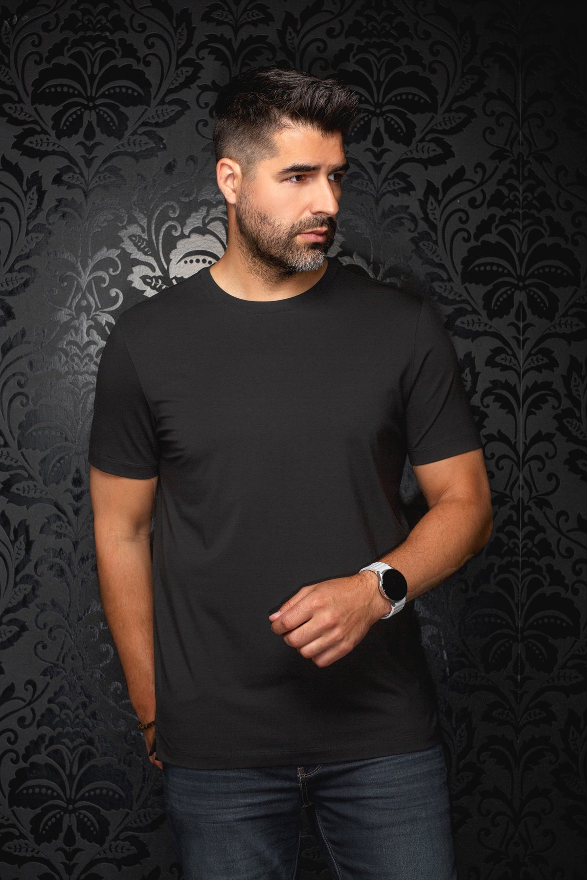 T-Shirt noir à manches courtes sur modèle, vue avant, col rond et coupe droite pour homme par Au Noir