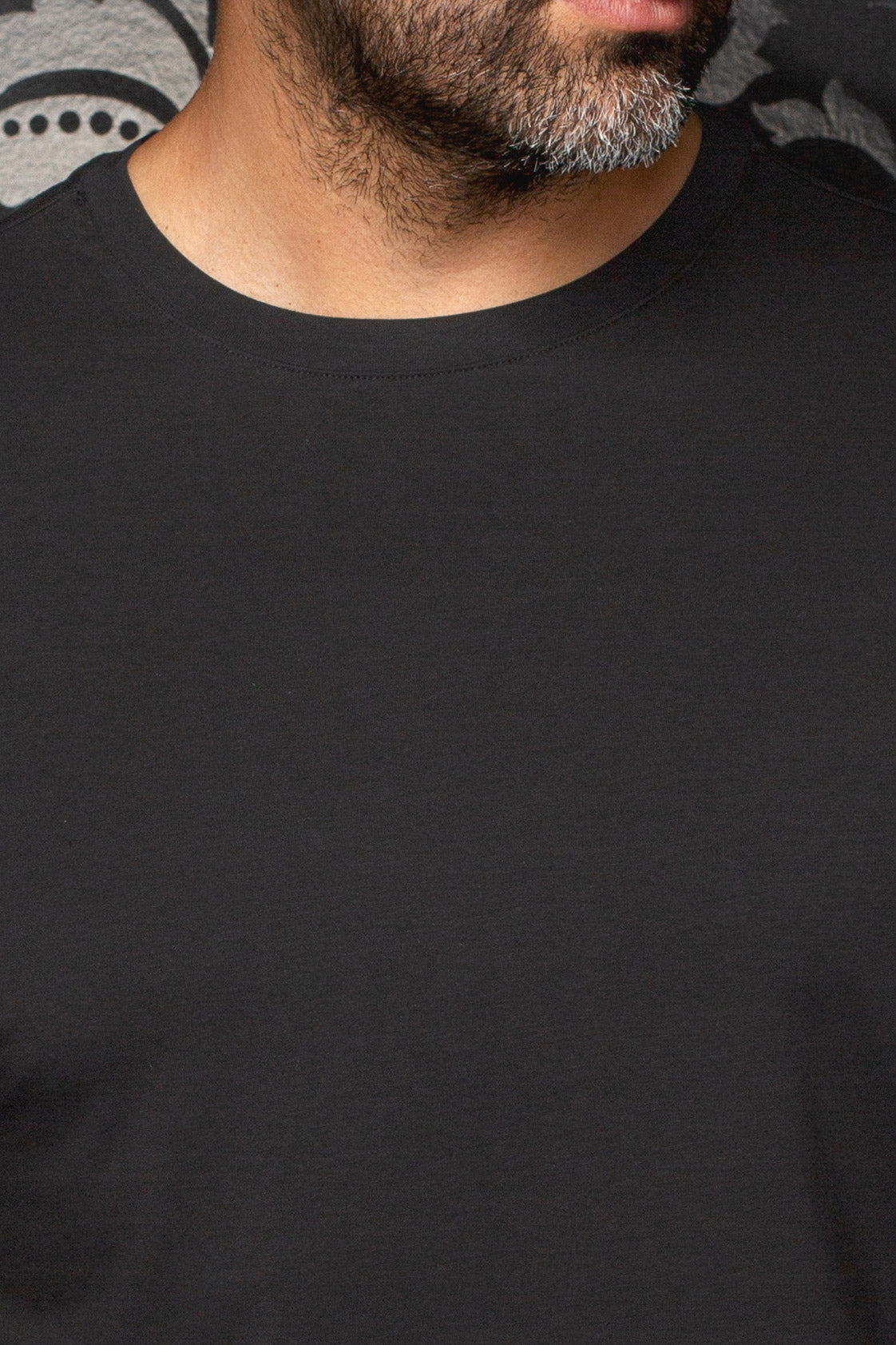Détail du T-Shirt noir au col rond, montrant l’encolure et le jersey uni pour homme par Au Noir