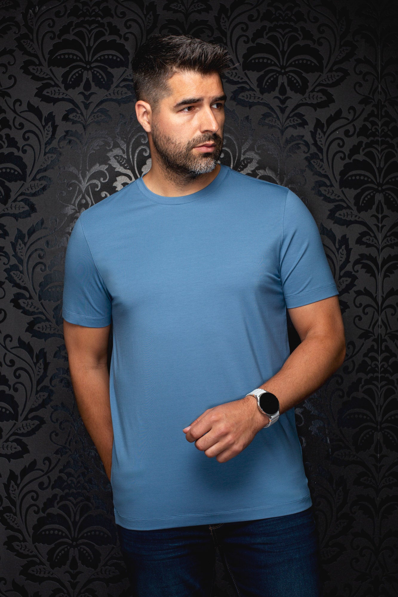 T-Shirt bleu à manches courtes porté de face, avec col rond et ourlet droit visibles pour homme par Au Noir