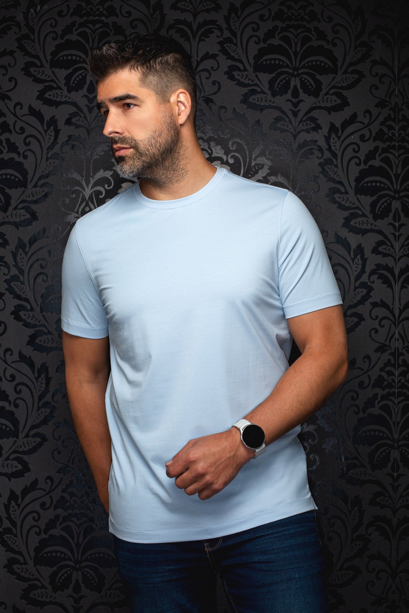 T-Shirt bleu pâle à col rond et manches courtes sur mannequin pour homme par Au Noir, vue avant