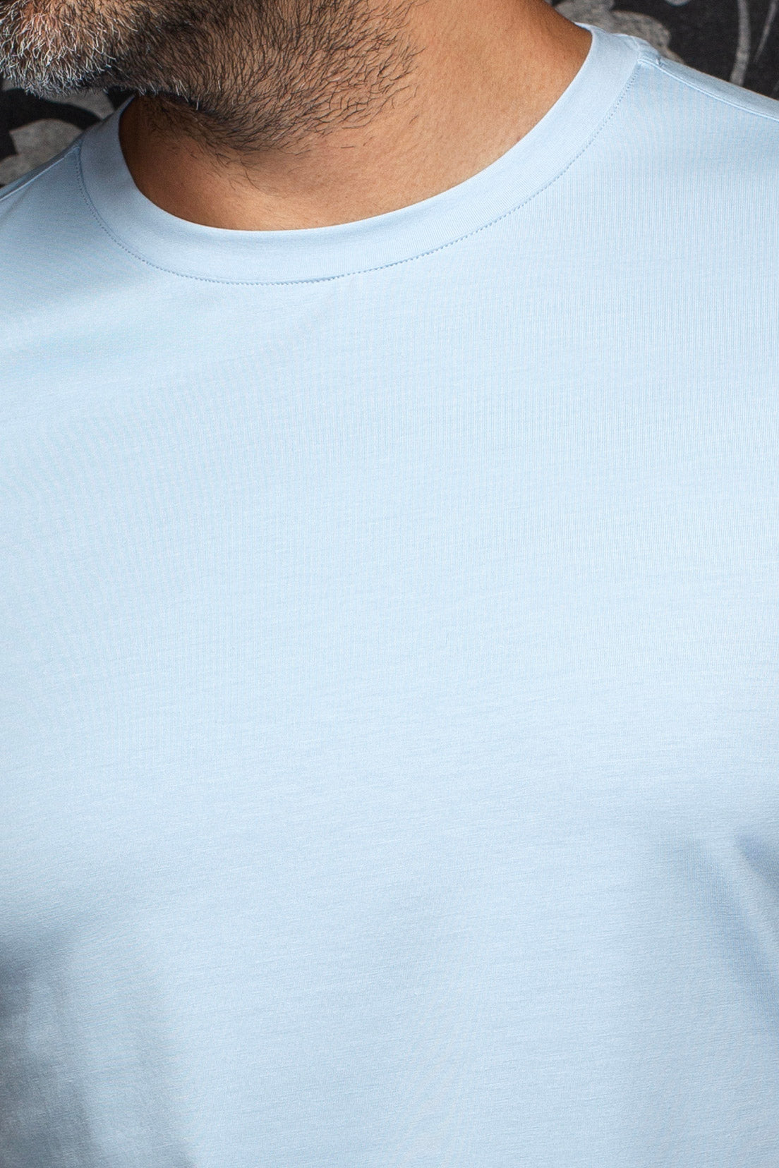 Détail du col rond côtelé et du tissu bleu pâle d’un T-Shirt pour homme par Au Noir