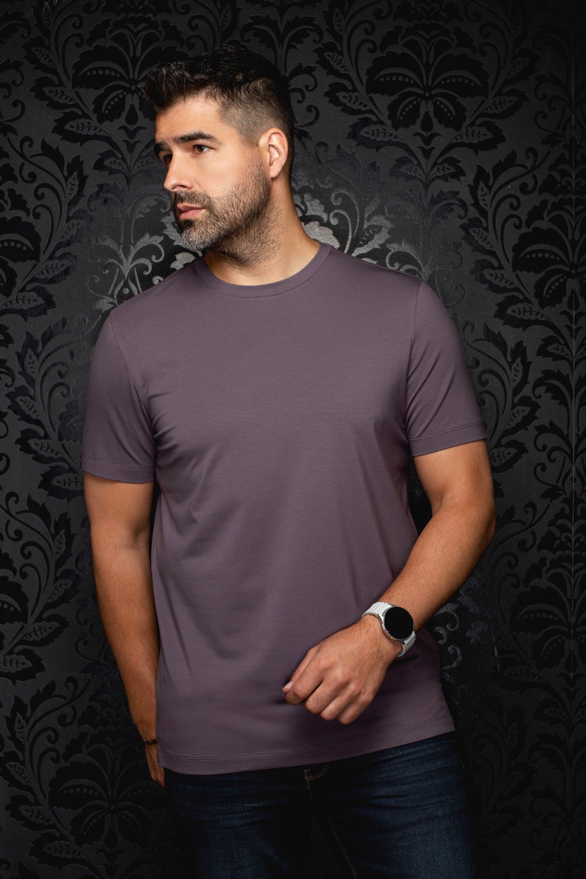Vue de face d’un T-Shirt mauve uni à manches courtes et col rond, porté par un modèle pour homme par Au Noir