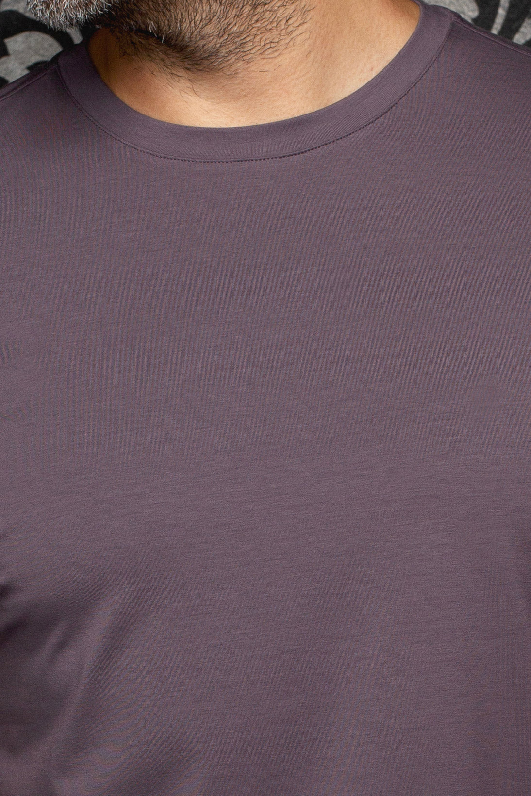 T-Shirt mauve à col rond montrant le col côtelé et la texture jersey lisse pour homme par Au Noir, en gros plan