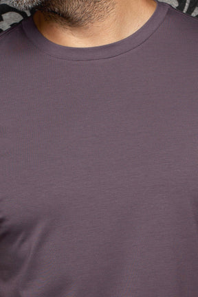 T-Shirt mauve à col rond montrant le col côtelé et la texture jersey lisse pour homme par Au Noir, en gros plan