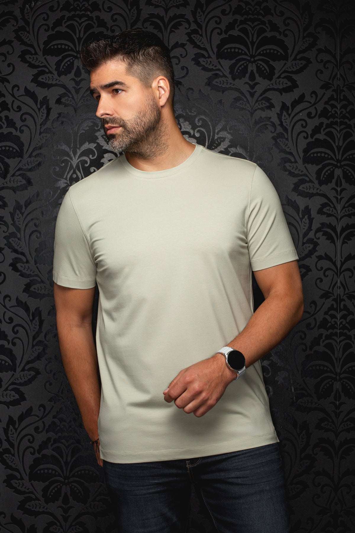 T-Shirt vert sauge pâle sur mannequin, vue avant avec ourlet droit pour homme par Au Noir