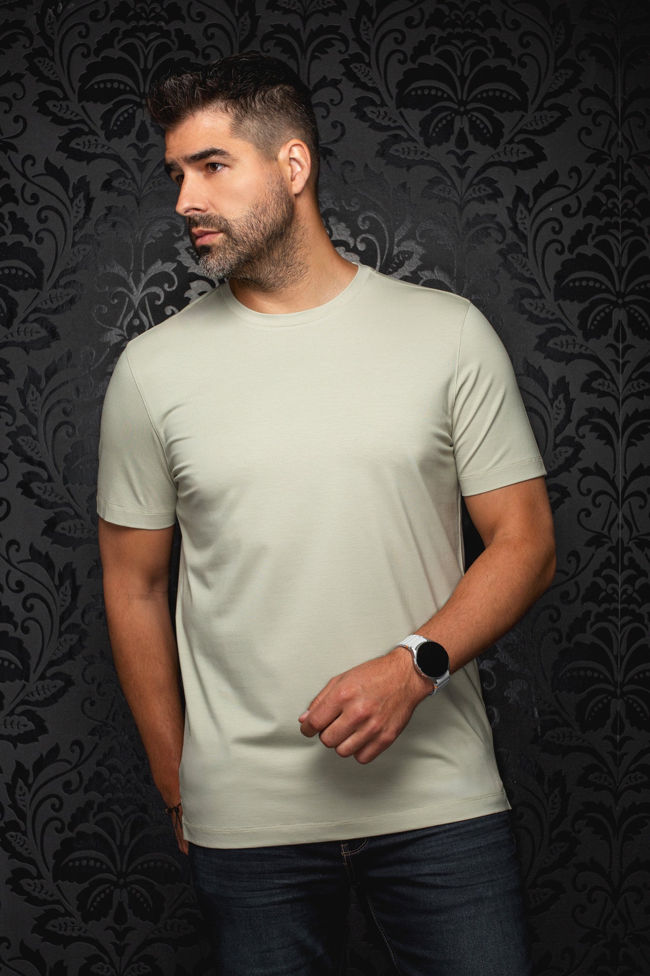 T-Shirt vert sauge pâle sur mannequin, vue avant avec ourlet droit pour homme par Au Noir