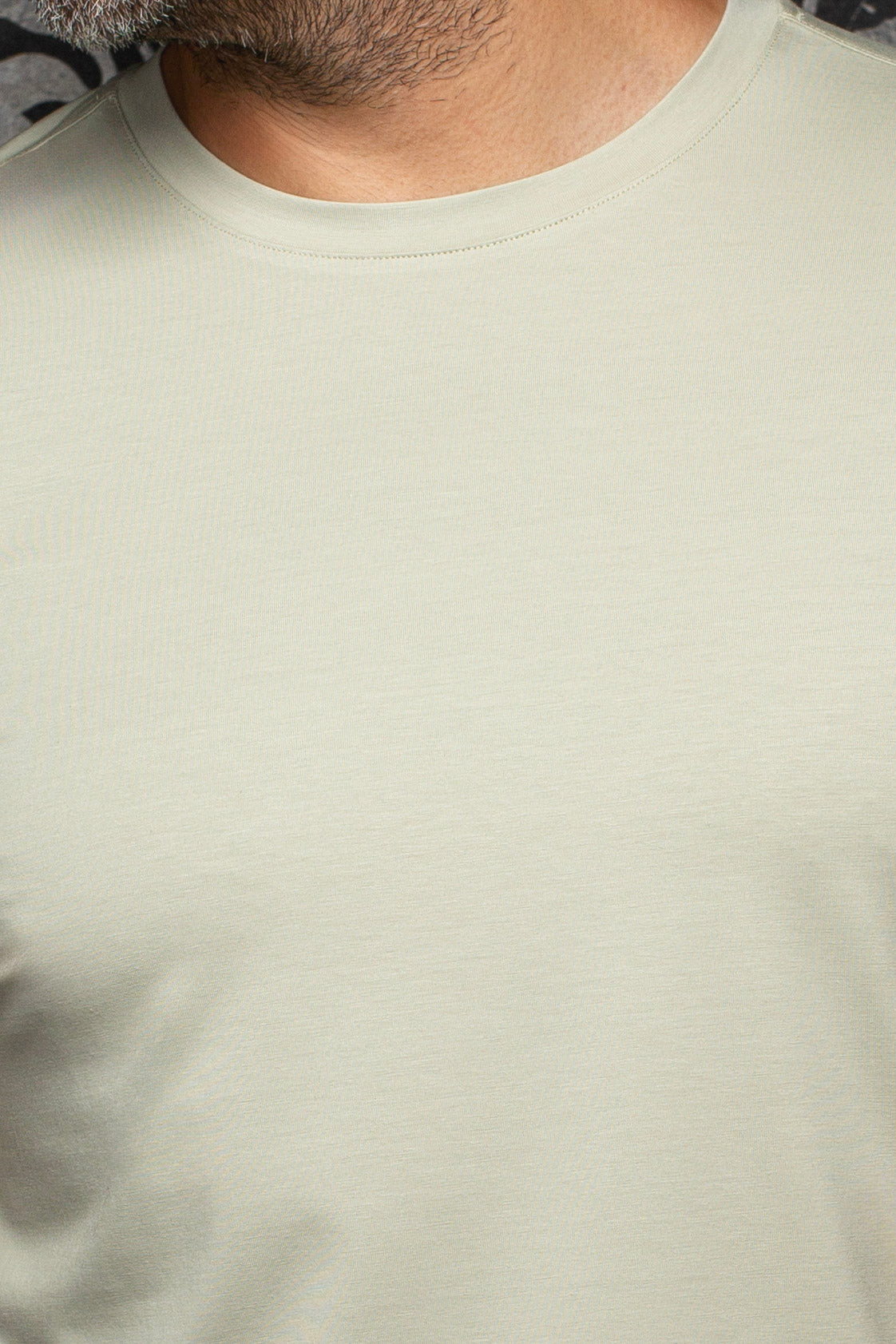 T-Shirt vert sauge pâle montrant col côtelé et texture jersey fine pour homme par Au Noir, en gros plan