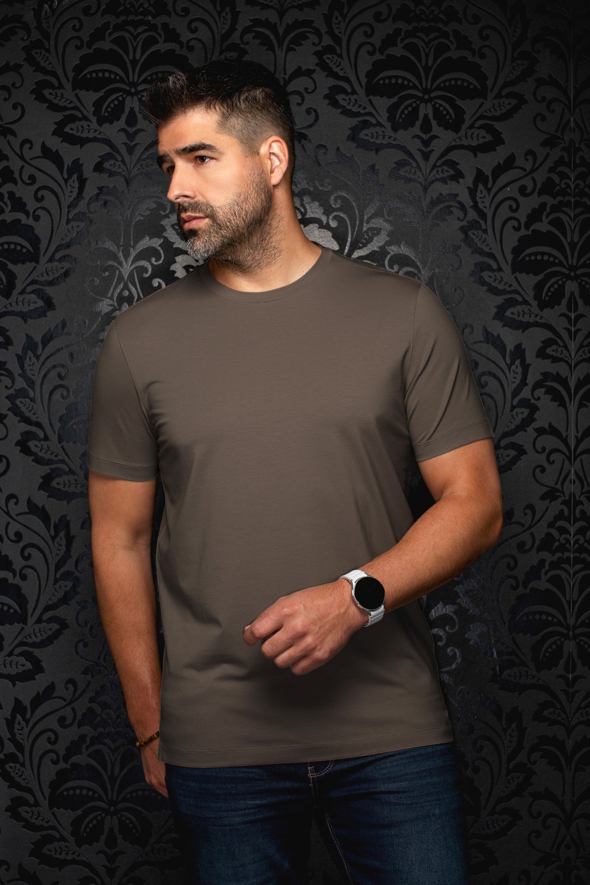 T-Shirt brun à manches courtes sur mannequin, col rond et ourlet droit visibles, vue de face pour homme par Au Noir