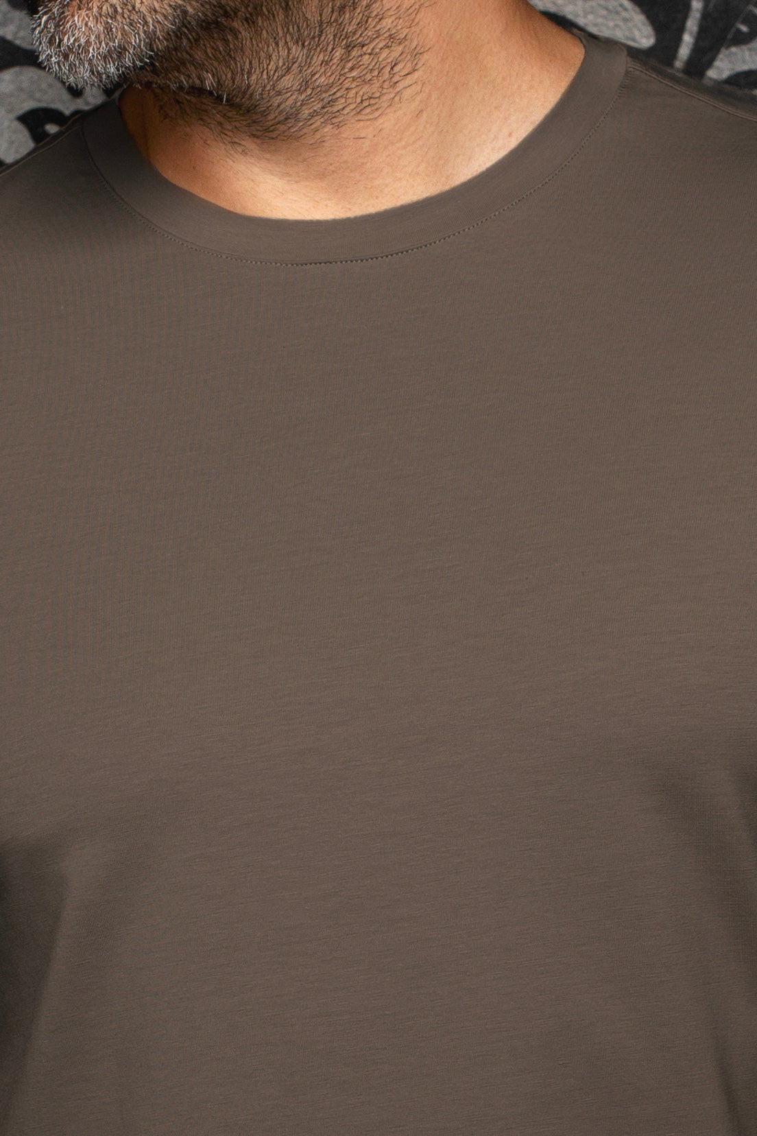 Gros plan du T-Shirt brun montrant le col rond côtelé et la texture jersey lisse pour homme par Au Noir
