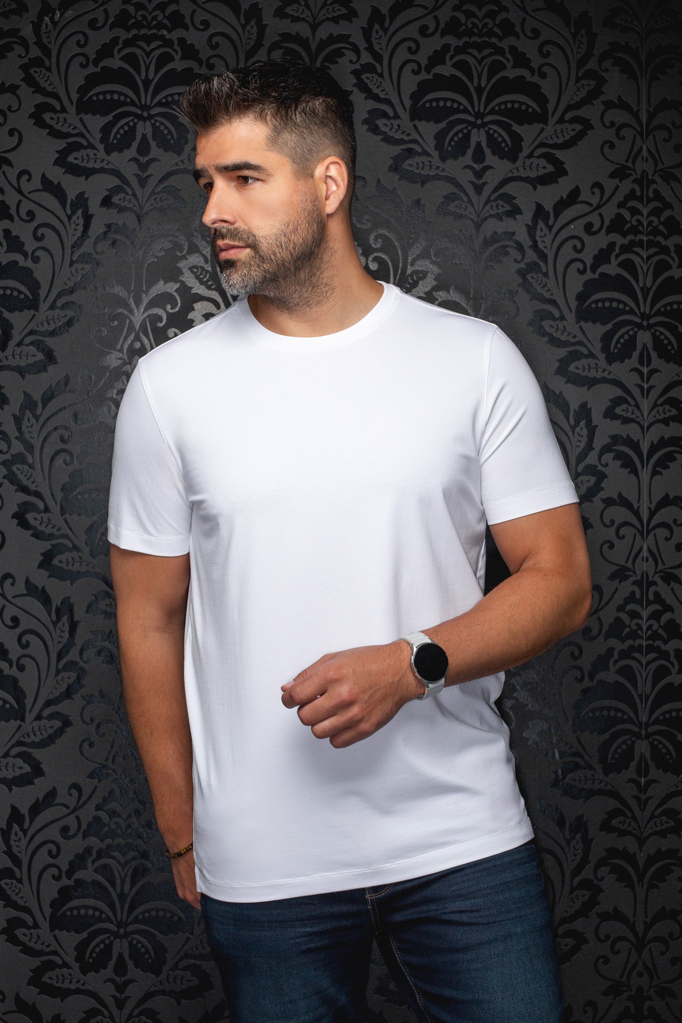 Vue de face d’un T-Shirt blanc uni à col rond et manches courtes, porté avec un jean pour homme par Au Noir