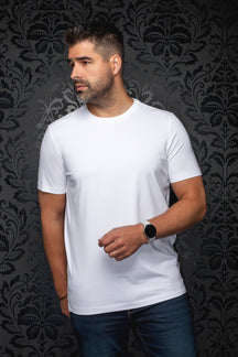 Vue de face d’un T-Shirt blanc uni à col rond et manches courtes, porté avec un jean pour homme par Au Noir