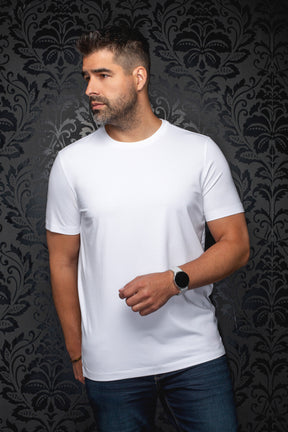 Vue de face d’un T-Shirt blanc uni à col rond et manches courtes, porté avec un jean pour homme par Au Noir
